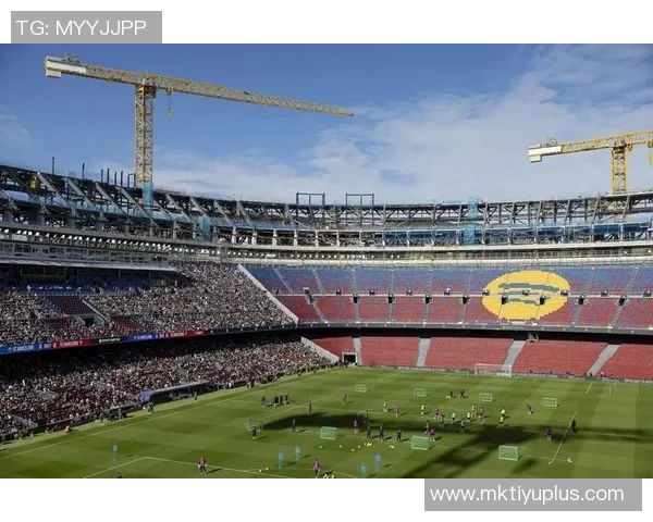 巴萨重返诺坎普进行公开训练球员教练齐聚合影留念展现团队精神