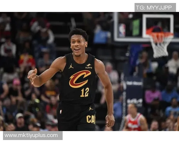 亨特上半场表现出色6投5中轻松斩获12分6篮板1助攻1抢断 亨特上半场表现出色6投5中轻松斩获12分6篮板1助攻1抢断