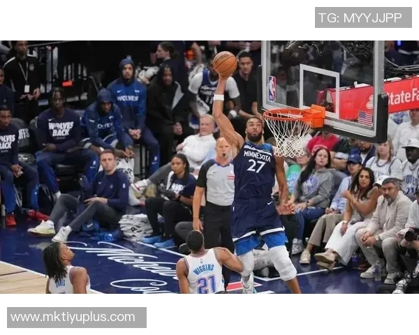 戈贝尔盛赞华子具备最佳防守阵容潜力能胜任各个位置的防守任务 戈贝尔盛赞华子具备最佳防守阵容潜力能胜任各个位置的防守任务