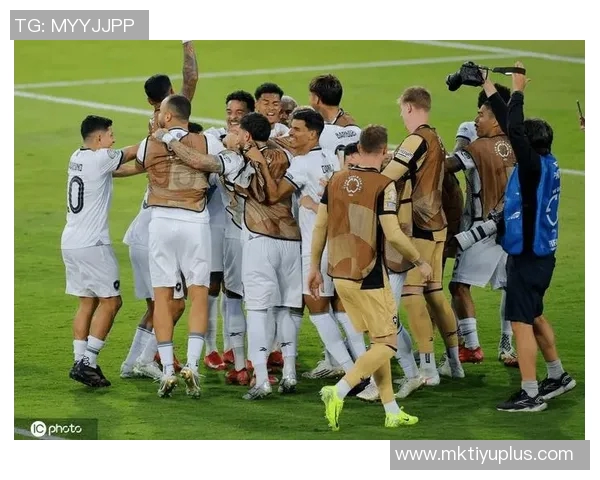 达尼洛成历史首位双冠王者夺得欧冠与南美解放者杯双料冠军 达尼洛成历史首位双冠王者夺得欧冠与南美解放者杯双料冠军