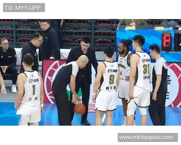 杨鸣工作室力挺遭驱逐的2T：勇于表达与行动的精神值得赞赏