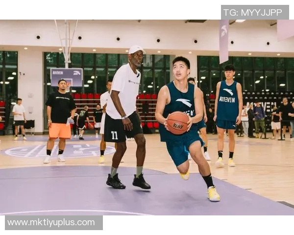 欧文支持美国14所学校篮球项目为学生运动员提供全面装备助力成长 欧文支持美国14所学校篮球项目为学生运动员提供全面装备助力成长