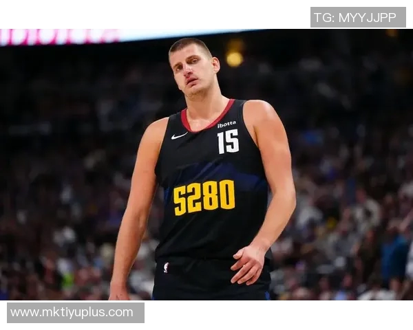 约基奇展现超凡视野与精准手法布劳恩底角三分轻松命中 约基奇展现超凡视野与精准手法布劳恩底角三分轻松命中