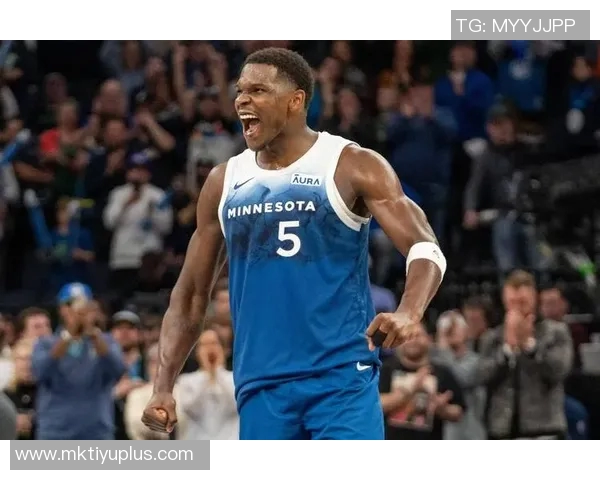 爱德华兹半场表现抢眼13投6中砍下并列最高16分助力球队奋勇争先